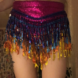 shorts med paljetter - köpta från ASOS. passar så fint till festival. de är jätteroliga att ha på för paljetterna rör på sig mycket, speciellt om man dansar. använda sparsamt. 