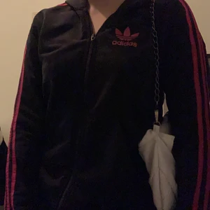 Hoodie adidas  - En sip up Hoodie från adidas men snyggt adidasmärke där bak, fint skick, kan mötas upp