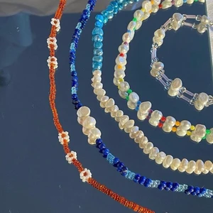 Pärlade smycken  - Smycken gjorda på gammalt material för att minska miljöpåverkan vid produktion av smycken. 20% av vinsten går även till organisationen Rädda Barnen. Gå in på @repearl_uf på instagram för att hitta bland annat dessa smycken🤩✨💍 