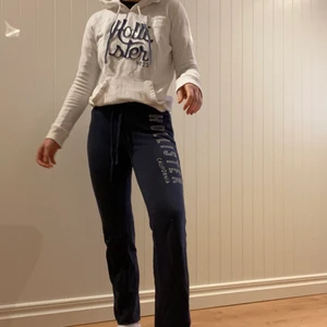 Hollister mjukisset - Säljer ett vitt och marinblått hollister-set😇 Byxorna är i storlek XS och hoodien i storlek S. 250kr +frakt. Jag kan ta mer bilder om det önskas😜 priset kan diskuteras🥰