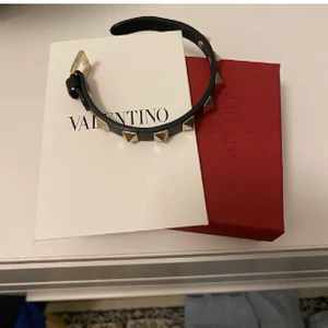 Valentino armband  - Säljer ett valentinoarmband , kvitto och förpackning finns! 