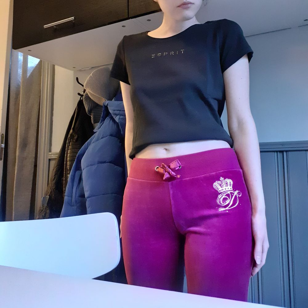 T-shirt från Esprit❤Har vikt upp tröjan på bild 1 för en illusion av en croppad t-shirt då den även skulle vara supersnygg som det(kan man välja att klippa kortare isåfall). Fint skick! Frakt: 45:- med postnords vadderade S-kuvert. P.S. Säljer byxorna i annan annons!!. T-shirts.