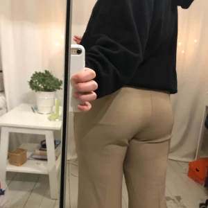 Kostymbyxor - Säljer ett par kostymbyxor som är köpta secondhand i en skit snygg beige färg. Kan inte hitta någon storlek men de sitter bra på mig som brukar ha M/L i byxor och är 167cm lång. De är i bra skick utom en jätteliten genomskinlig fläck som syns på bild 2+3☺️