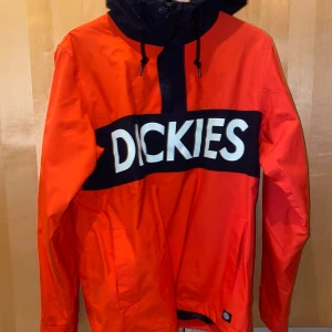 Dickies orange jacka windbreaker  - Nästintill oanvänd. Kan levereras köparen står för frakten.