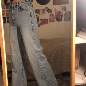 Vida, långa jeans köpta på Gina. Superfina knappt använda men säljer då de inte riktigt är min stil längre.färgen är en tvättad ljusblå.