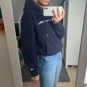 Champion hoodie - Champion hoodie i barnstorlek XL, sitter som en S!  Bra skick och sparsamt använd! (Spegeln som är smutsig inte tröjan)