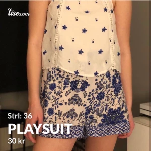 Playsuit - Vit blå playsuit i storlek 36 Fint skick  Säljes för 30kr  Vid ytterligare frågor, skriv!