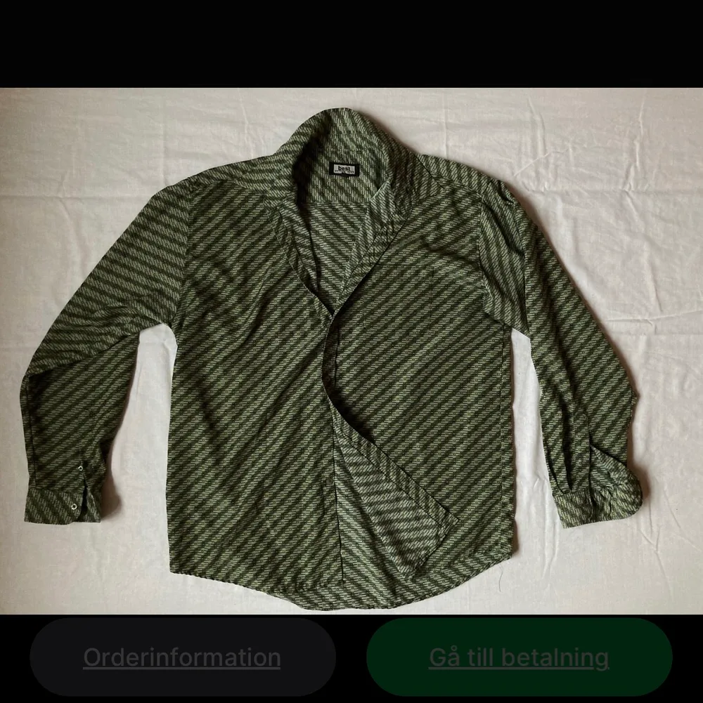 Mönstrad grön skjorta från Best. Materialet är polyester och den har lite ”retro” look. I så gott som nyskick!. Skjortor.