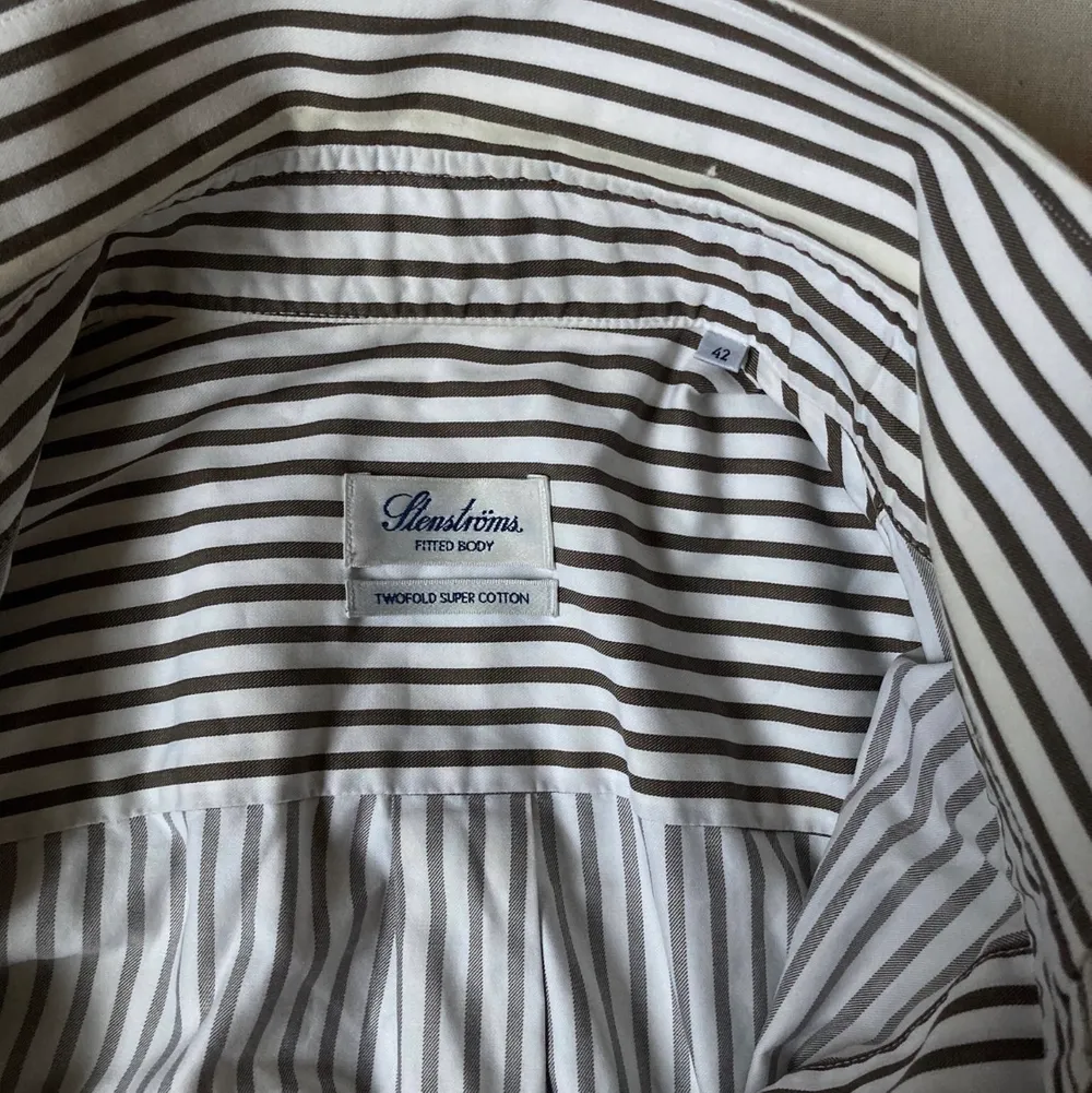 Vit&blå randig sommarskjorta från Stenstrand.  Skjortan är XL men mer som en L. Nyskick!!. Skjortor.
