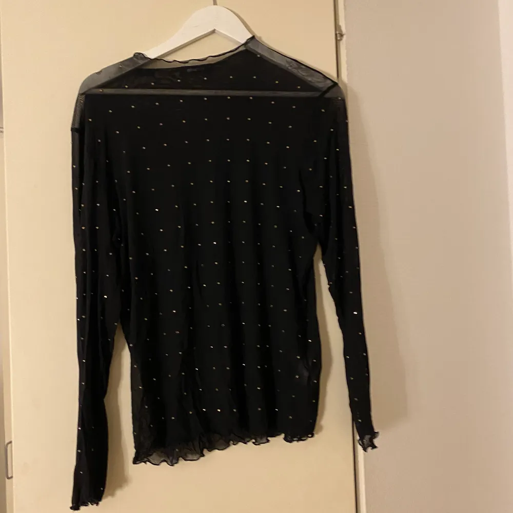 Fin tröja från Gina som jag använde på nyår. Tror nog aldrig att jag får användning för den igen därför säljer jag den. Köpt för 350. Sitter fint på mig som är en M.. Tröjor & Koftor.