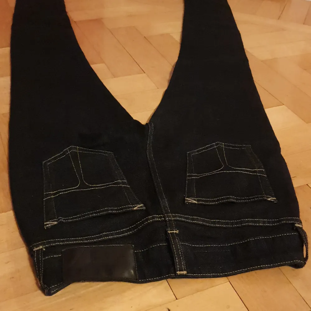 Ett par jeans från Tiger of Sweden i modellen Slender i storlek W25L32. De skulle även kunna passa w24. De har låg midja och en mycket mörk blå färg. Utmärkt skick.💫. Jeans & Byxor.