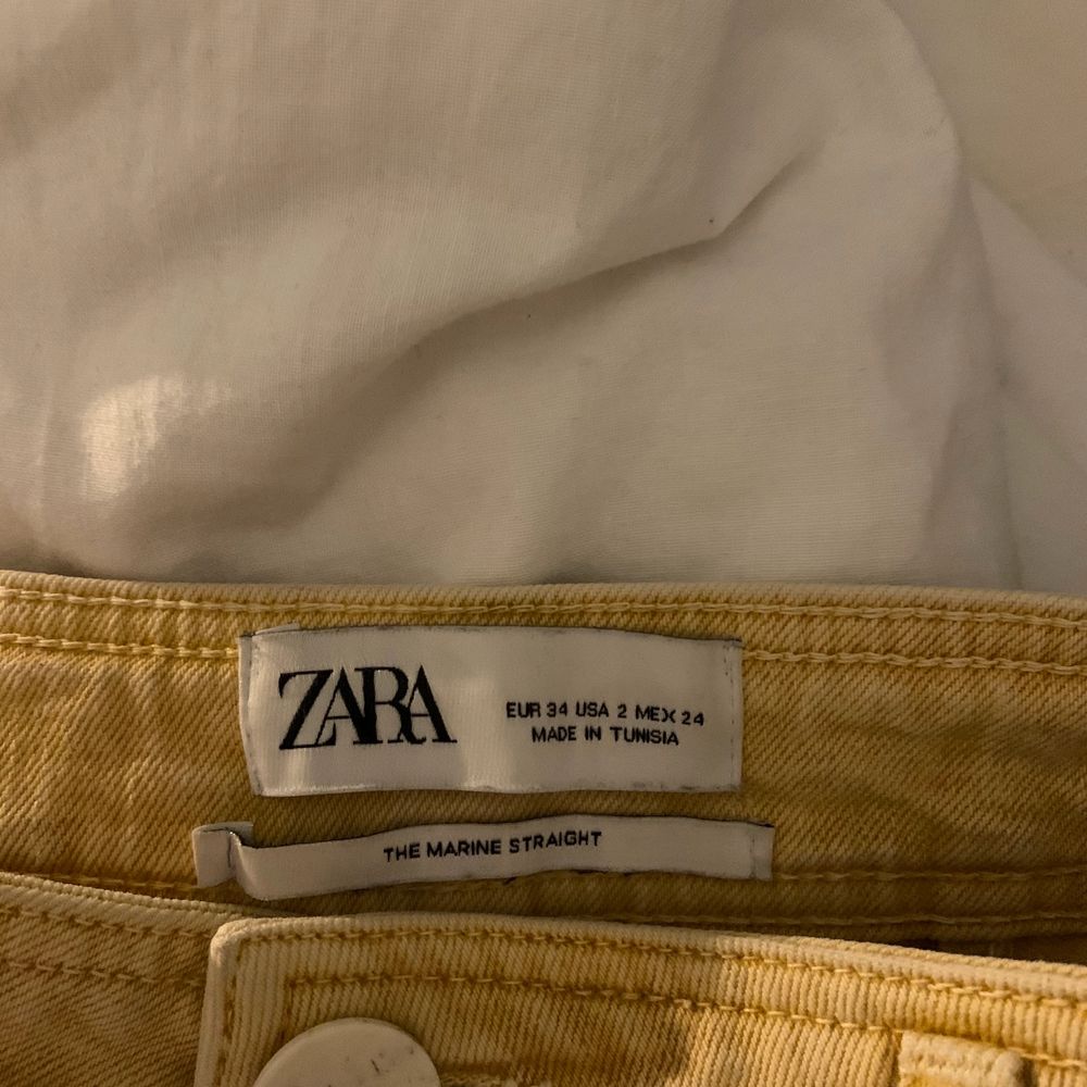 Jeans från zara i en så fin gul färg💛. Använda några gånger men fortfarande i bra skick. De blekta fläckar som man ser på bild två under knäna är inte sådär tydliga i verkligeheten💞. Utan de är en jämnare färg. Nypris 399 mitt pris 160kr inkl frakt. Skriv privat vid intresse😊💞 (OBS färgen kommer fram bäst på första bilden de är i en ljus snapsgul färg). Jeans & Byxor.