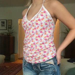 Halternecklinne från Tommy Hilfiger  - Säljer mitt blommiga halternecklinne från Tommy Hilfiger köpt secondhand. 💕