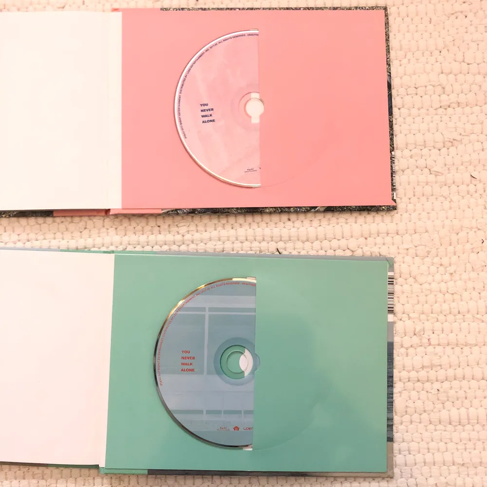 BTS album you never walk alone. Pc ingår INTE, endast cd-skivan och boken❤️✨ 1 för 225 eller 2 för 440kr💕 (frakt 66 för två, 44 för 1). Övrigt.