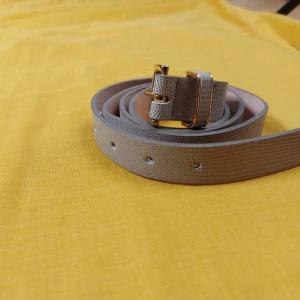 Bälte i fake-ormskinn - Bälte från HM // perfekt till gråa kostymbyxor