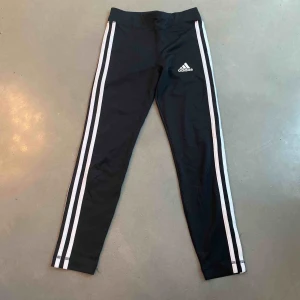  - Adidas leggings i storlek S, 9-10 år. Fin kvalité.  