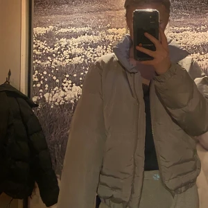 Pufferjacket  - Grå pufferjacket från boohoo, storlek 36. Priset kan diskuteras. Frakt 66kr❤️❤️