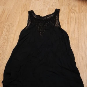 Linne - Andvänd 2-3 gg max och är i strl S/XS/M. Det är i ett väldigt skönt material. Köparen står för leveransen👍🏼