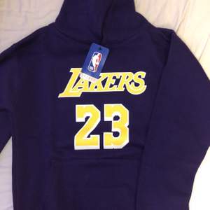 En lila lakers hoodie med Lebron James tryck. Hoodien är köpt från Lakers egna hemsida. Helt oanvänd och säljs pågrund av fel storlek. Pris kan givetvis diskuteras privat