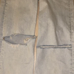 Hål jeans  - Säljer dessa super fina jeans för att dom inte har kommit till så mycket användning har använt som ett fåtal gång och är i ett bra skick. frakten kommer ligga på 55kr.kontakta mig om ni är intresserade 
