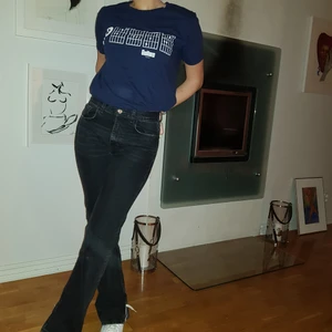 Cool t-shirt med PEACE text skrivet i akkord - Mörkblå t-shirt med texten PEACE i akkord. Herrstorlek M. 