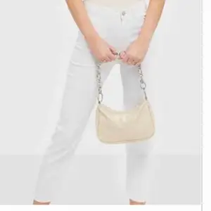 Oanvända vita jeans som är för små. Kan inte lämna tillbaka då butiken inte finns i min stad. Räfflade nere vid vaderna. Frakt betalar köparen eller mötas upp i Växjö❣️