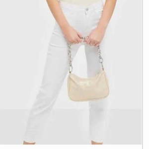  - Oanvända vita jeans som är för små. Kan inte lämna tillbaka då butiken inte finns i min stad. Räfflade nere vid vaderna. Frakt betalar köparen eller mötas upp i Växjö❣️