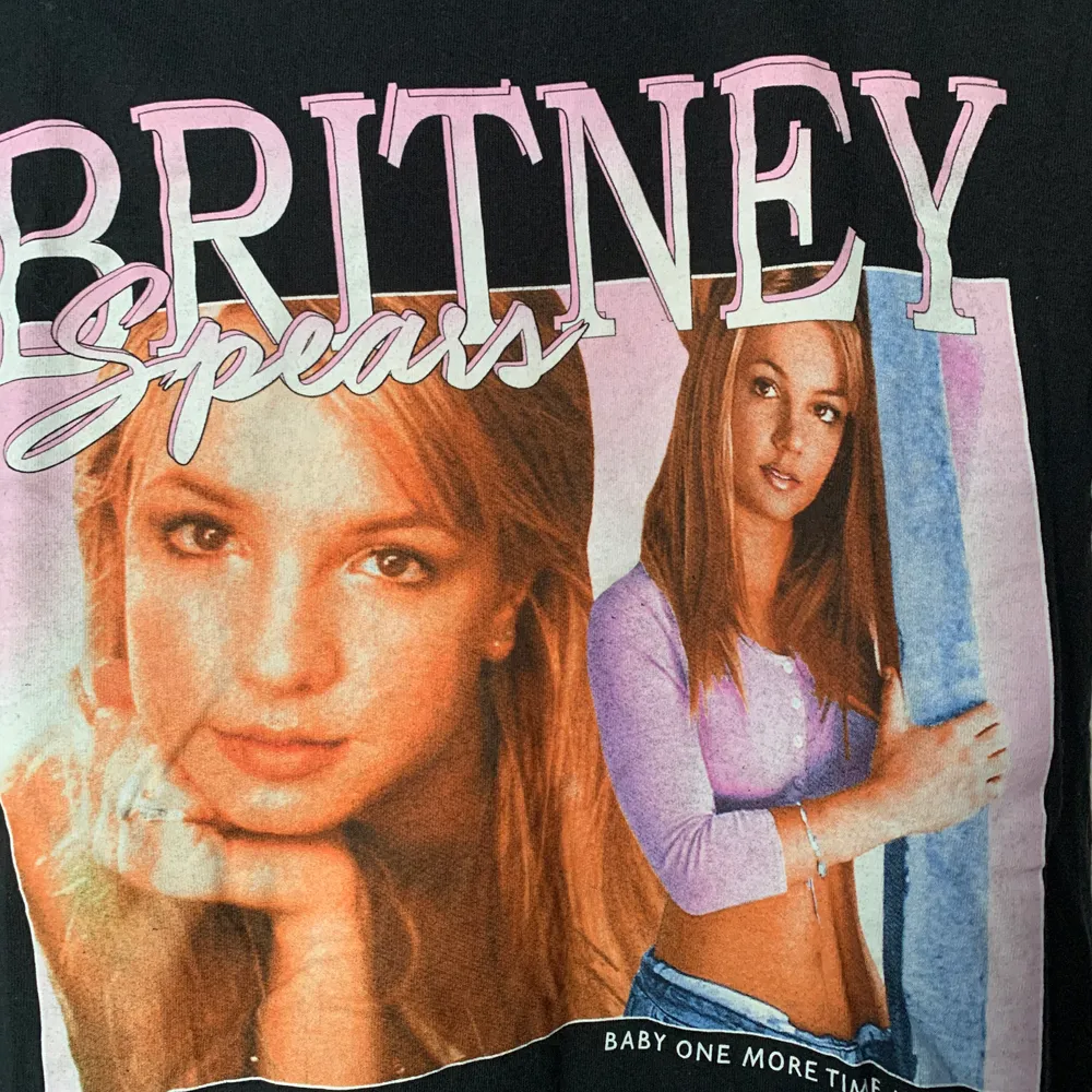 Britney Spears T-shirt köpt på beyond retro, storlek s. Som ny, har mest legat i garderoben:( priset kan diskuteras men frakt tillkommer och vid många intresserade kan det bli budgivning💘🌙🥰. T-shirts.