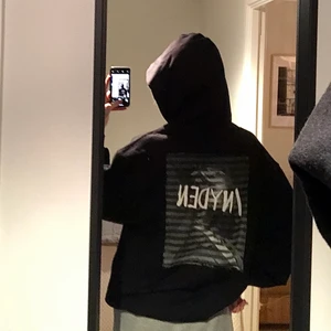 Nydén hoodie  - Hoodie från Nydén med tryck på ryggen. Nyskick, aldrig använd. Stolek S men är overzise. Stor luva. Köparen står för frakten🌸 