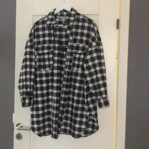 Oversized flanellskjorta från zara. Aldrig använd. Köpare står för frakt 