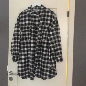 Rutig flanellskjorta från zara  - Oversized flanellskjorta från zara. Aldrig använd. Köpare står för frakt 