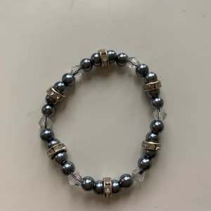 Armband - Armband med pärlor runt ett gummiband 