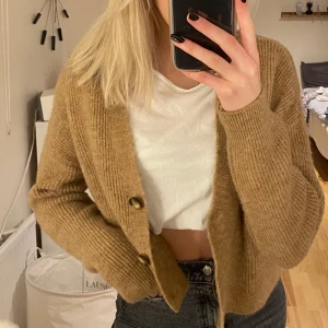 Brun kofta - Brun stickad kofta från bikbok med knappar, knappt använd.