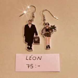 Léon - örhängen - Handgjorda örhängen med matchande motiv från filmen ”Léon the professional”. Cirka 3 cm. 