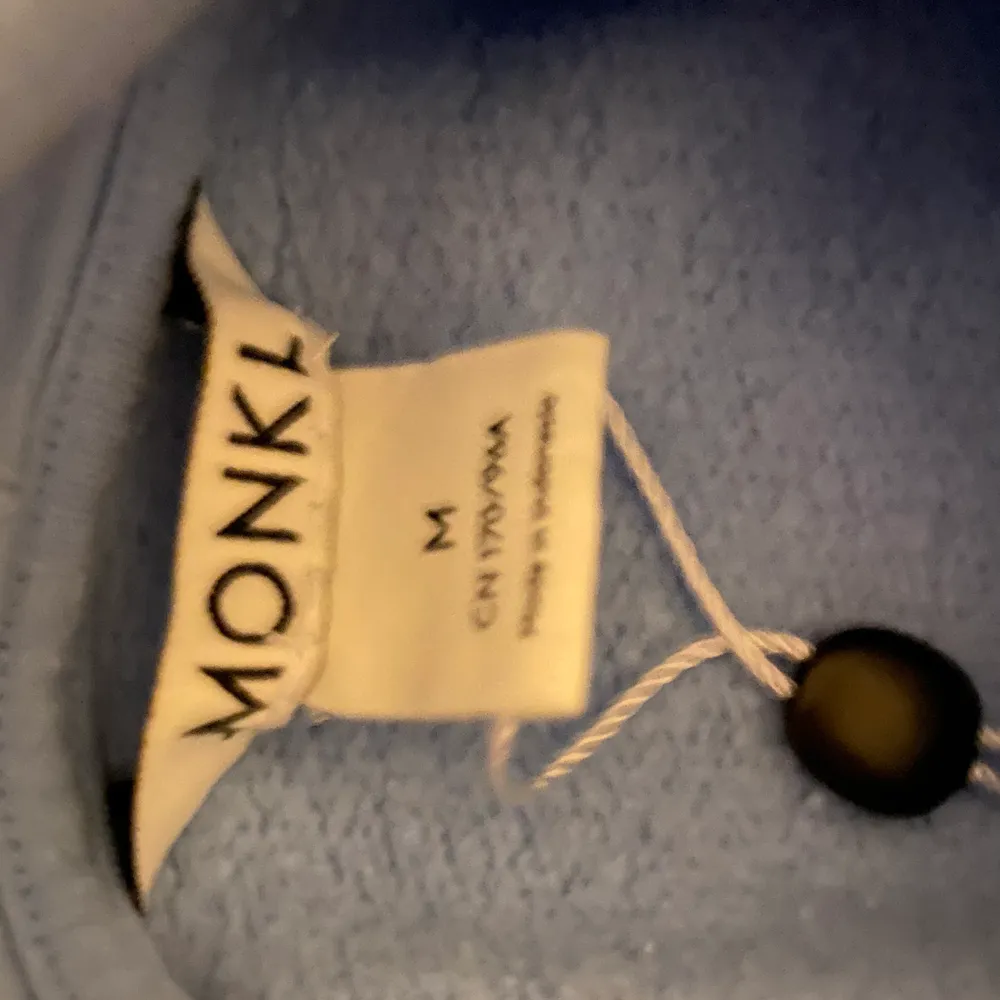 Ljusblå hoodie i bra skick från Monki . Tröjor & Koftor.