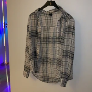 Skjorta  - Säljer denna lätta å fina skjortan nu som både e snygg öppen och stängd. Använd fåtal gånger. 