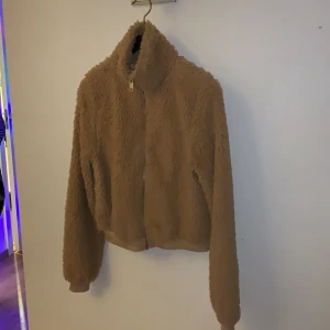 Mysig tröja ❤️ - Säljer nu denna gosiga tröjan ifrån Gina Tricot, sällan använd så i väldigt gott skick. Bekvämt material och mysig att ha på vinter  eller kyliga sommmar  kvällar. 