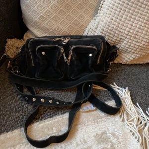 Nunoo svart mellan  - Säljer min NUNOO väska, en svart i mellan storlek!