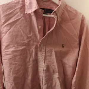 Ralph Lauren M  - Rosa Ralph Lauren kommer givetvis stryka den knappt använd för 350 kronor ett billigt och bra pris. 