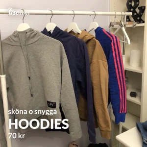 Hoodies!!  - Den första är grå/ strl XS med snören. Den andra är mörkblå/ strl S med en ljusblå text ”head” över brösten. Därefter en beige hoodie/ strl S med snören. Sist en blå munkjacka med rosa adidas linjer/strl 170,1st 70kr, 2st 120kr och 3st 160kr och 4st 200kr