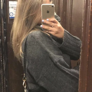 stickad polo tröja - jätte mysig o stor stickad ”polo” tröja från lager 157, säljer pga kommer inte till användning, relativt ny så väldigt bra skick 🤍