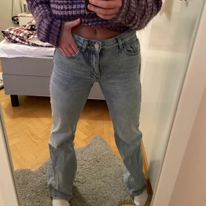 Jeans mango - Vida jeans från mango i utgången modell. Knappt använda, nyskick! Säljer vid tillräckligt högt bud! Köparen står för frakt😊 Buda i kommentarerna!