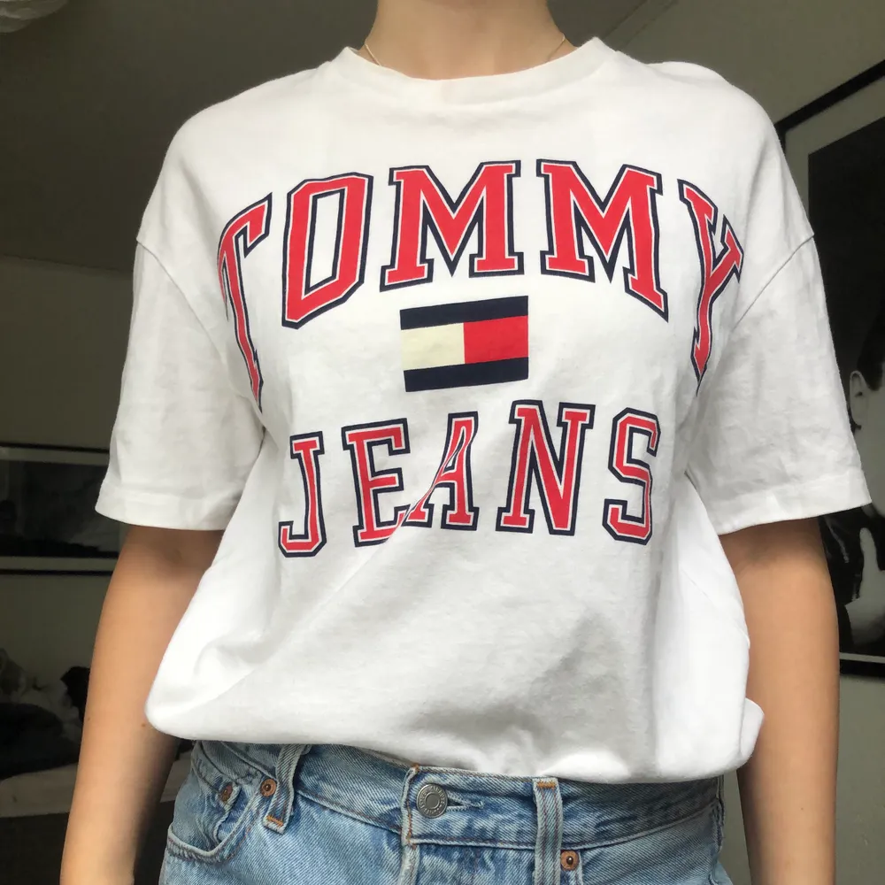 Super cool t-shirt från Tommy hilfiger (Tommy jeans) i lite vintage stil. Det står storlek xs men passar absolut som S eller till och med Medium. Buda gärna!✨. T-shirts.