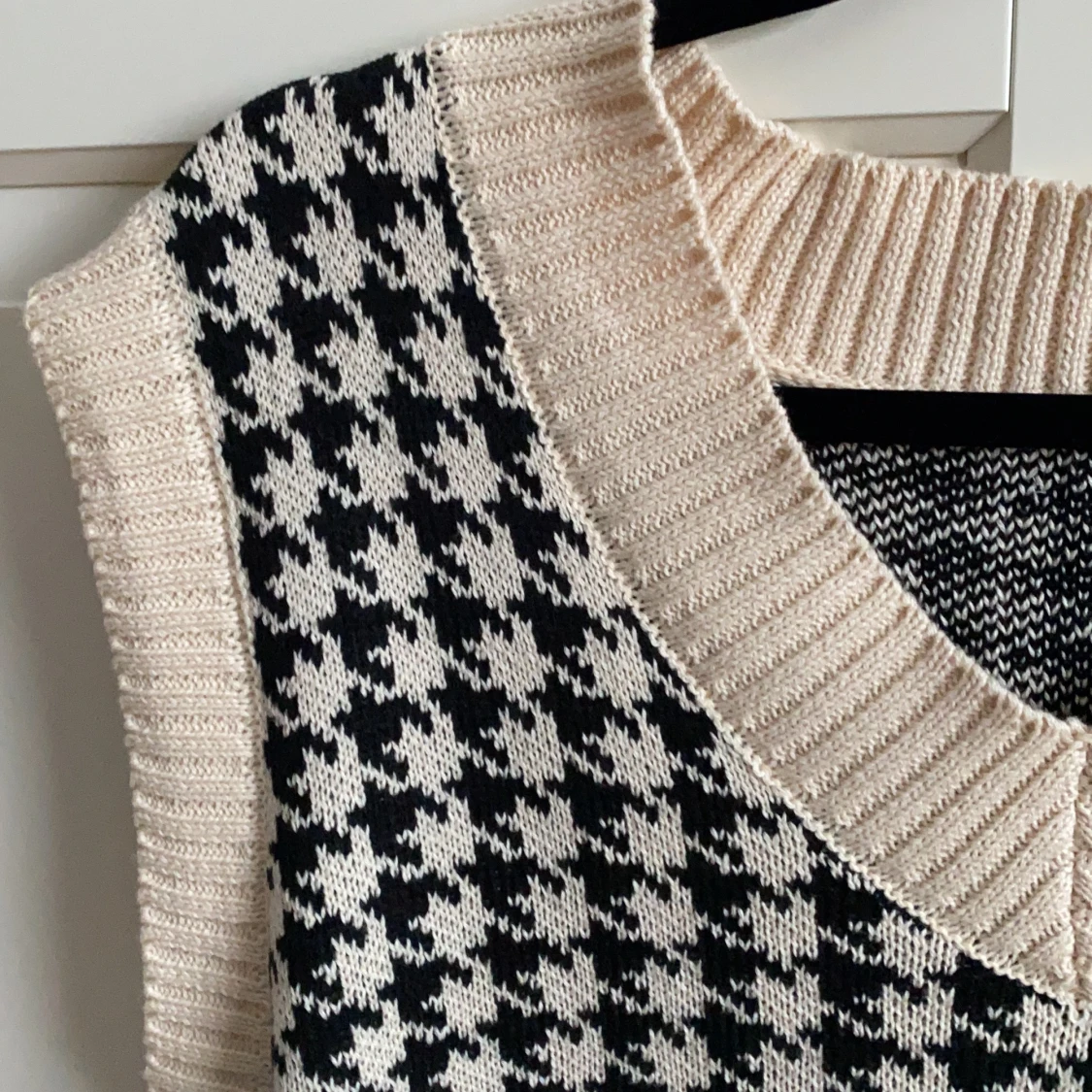 Vit stickad väst från byanastasia  - 91