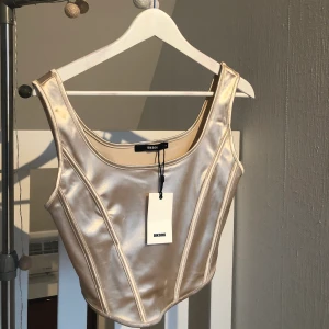 Korsett topp från BikBok - Ett korsett inspirerat linne från BikBok i nyskick, har aldrig kommit till användning därav att alla lappar är kvar. Storlek M. Nypris 175kr❤️