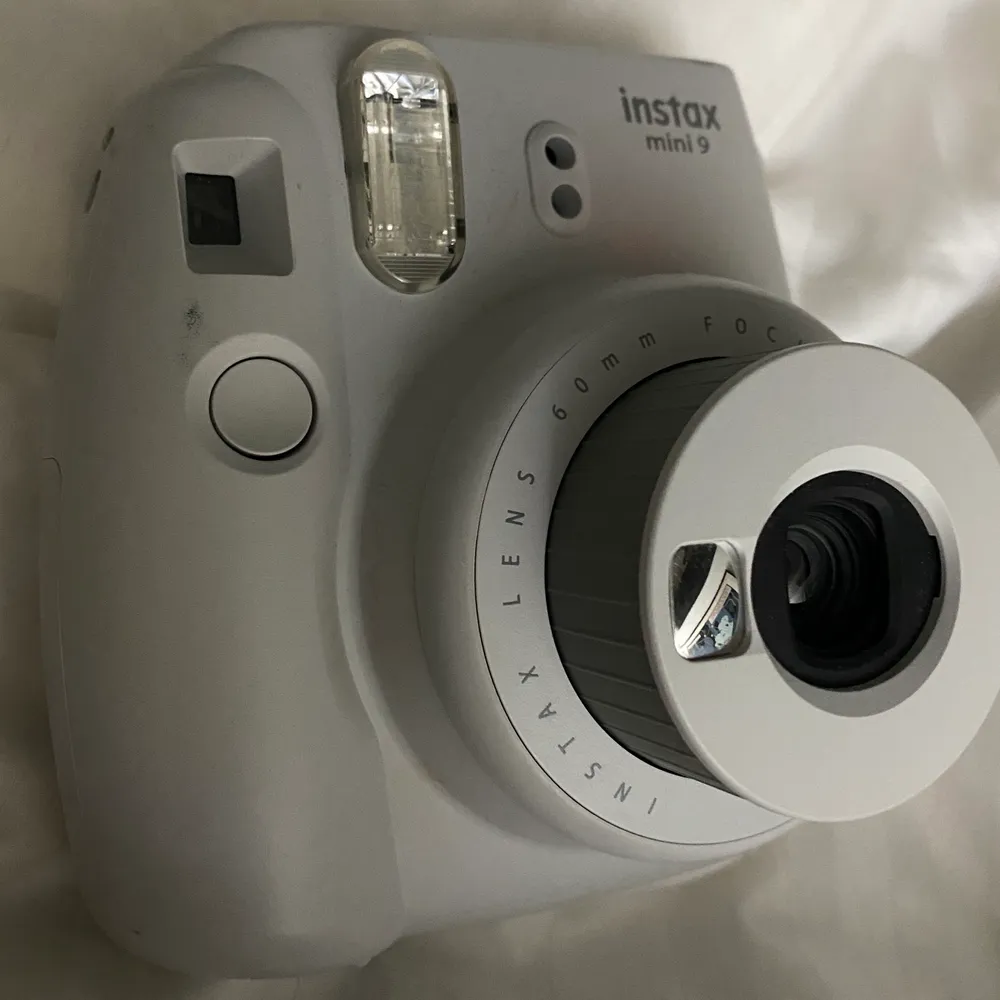 Säljer min vita kamera från Fuji Film i modellen Instax Mini 9 då jag har två. Batterier ingår, dessvärre gör inte bilder det utan behövs inköpas själv av köparen precis som frakten. 🤍 Bud just nu: 470 kr. . Övrigt.