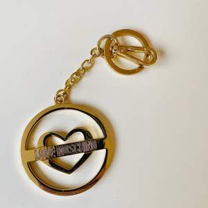 Guld nyckelring eller väsksmycke från LOVE MOSCHINO. Snyggt skick! :) (ÄKTA)