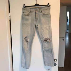 Ljusa slitna 501 CT jeans från Levi’s i storlek W26L32. Mid waist.  