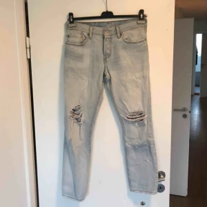  - Ljusa slitna 501 CT jeans från Levi’s i storlek W26L32. Mid waist.  