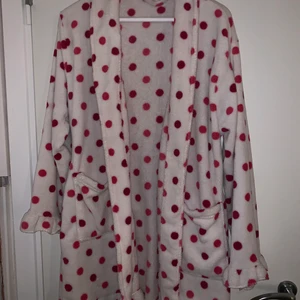 Prickig morgonrock - En prickig morgonrock, väl använd men i bra skick. Mycket skön och en kortare modell. Ett band medföljer 